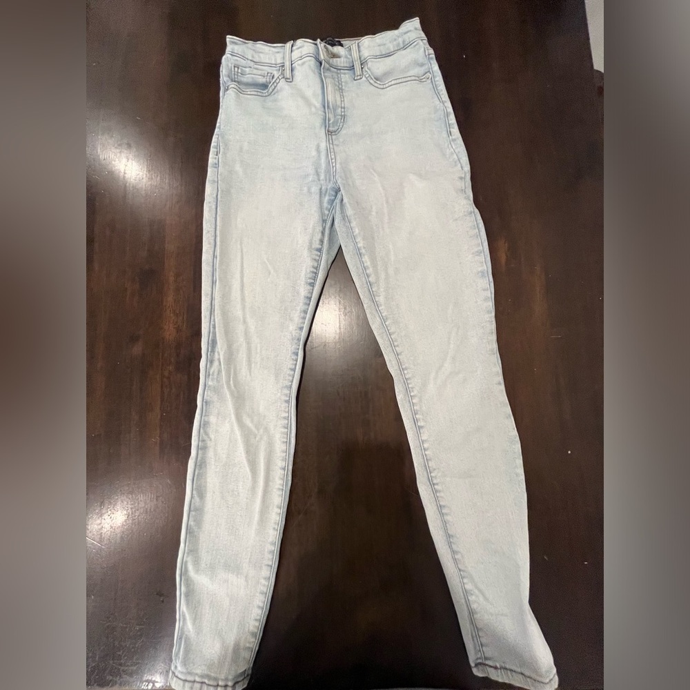 Banana Republic high rise, light wash skinny jeans. Size 26.